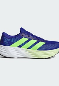 Chaussure de running bleue avec des bandes vert néon, semelle blanche amortissante et dessus en maille, vue de côté extérieur sur fond neutre.