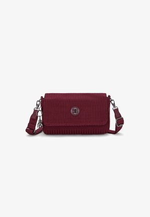 Bordeaux crossbody taske med tekstureret stof, en klaplukning, et rundt logo og justerbar rem med sølv hardware og dekorative charms.