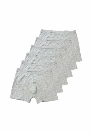 Sei paia di boxer da uomo tinta unita grigio chiaro impilati diagonalmente su uno sfondo bianco.