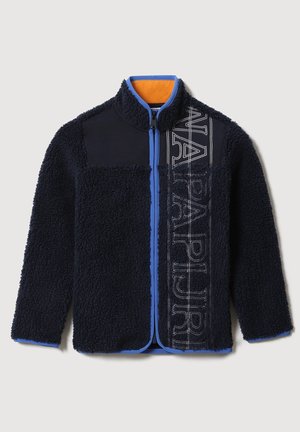 Marineblå fleecejakke med blå detaljer, fuld frontlynlås, orange kraveforing og tekstureret stof. Har logo-detalje på forsiden.