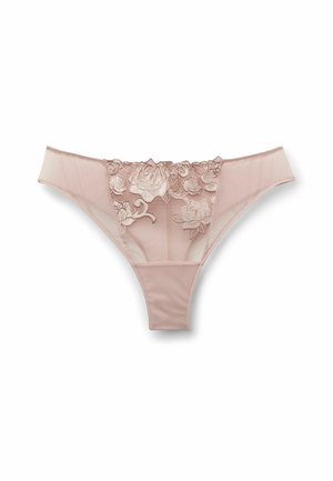 Tanga de encaje con estampado de rosas en tono nude suave, con laterales de malla transparente y base de tela suave, adornada con bordado floral detallado en la parte frontal.