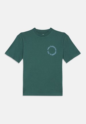 CIRCULAR LOGO GRAPHIC TEE - T-shirts med print - new spruce