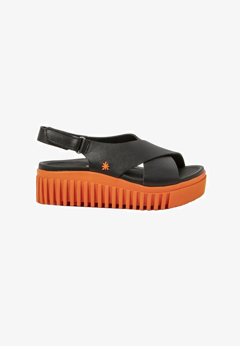 Sandale en cuir noir à talon ouvert avec des sangles croisées, un coussin de pieds rembourré et une semelle épaisse orange crantée. Présente un logo gravé.