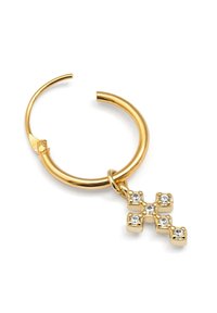 Boucle d'oreille en or avec un charm croix, comportant cinq strass transparents incrustés sur une surface texturée. Fini métallique lisse, forme circulaire.