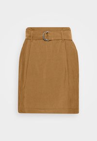 Falda marrón ajustada con un cinturón y hebilla circular plateada, hecha de una tela suave, con un corte recto y un diseño minimalista.