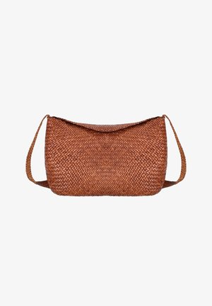 Borsa a tracolla in pelle marrone intrecciata con chiusura a patta e tracolla lunga, forma rettangolare con motivo a trama incrociata.