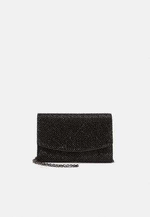 Schwarze Clutch mit Struktur, Überschlagklappe und dünnem Metallkettenriemen, vorne auf einem schlichten weißen Hintergrund platziert.