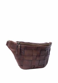 Bolso marrón de cuero con un diseño tejido, presenta un cierre con cremallera y una pequeña correa decorativa. Textura lisa con un brillo sutil.