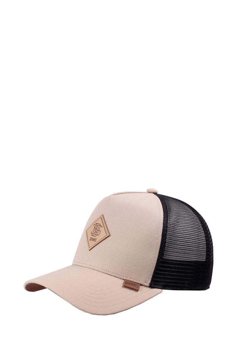 Beige és fekete hálós baseball sapka bőr logóval az elején és kis bőr címkével a karimán, fehér háttér előtt.
