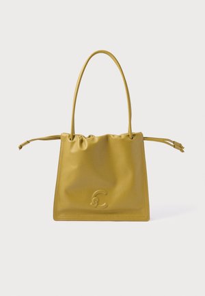 Bolso de mano de cuero amarillo con cierre de cordón, textura suave y logo en relieve en la parte frontal. Cuenta con asas largas y delgadas.