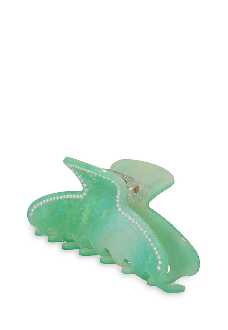 En grön fjärilsformad hårklämma gjort av genomskinligt material, med en glänsande yta och pärlliknande detaljer längs kanterna.