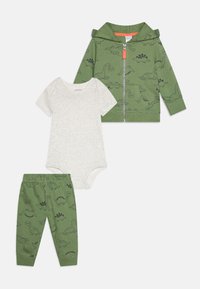 Žalias zip-up gobtuvas su dinozaurų atspaudais, derinamas su šviesiai pilku trumpomis rankovėmis bodžiu ir atitinkančiomis žaliomis kelnėmis su panašiais raštais.