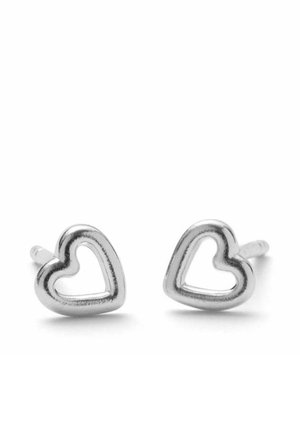 Srebrne kolczyki na sztyfty w kształcie otwartych serc z gładkimi, zaokrąglonymi krawędziami na białym tle.