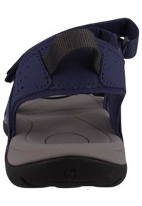 Granatowe sandały z miękkim materiałem wierzchnim, regulowanym paskiem oraz wyściełaną szaro-skalną podeszwą z teksturowaną czarną podeszwą zewnętrzną dla lepszej przyczepności.