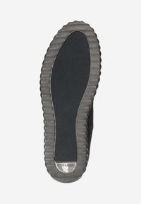 Sohle eines dunkelgrauen Schuhs mit strukturiertem äußeren Rand und glattem schwarzen zentralen Bereich, mit "Peter Kaiser"-Label in der Nähe der Ferse.