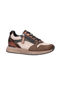 Bruine en beige sneaker met een mix van suede en gestructureerde stof, met een ritssluiting en koperkleurige accenten. Platte rubberen zool.