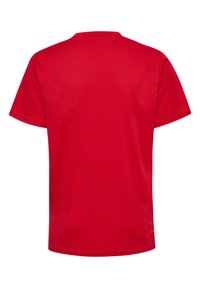 Rode t-shirt met korte mouwen, gemaakt van gladde, lichte stof. Heeft een ronde halslijn en een eenvoudig ontwerp zonder zichtbare patronen of accenten.