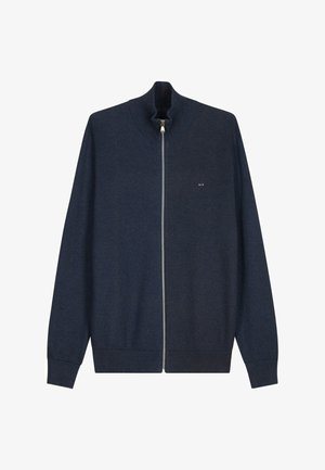 Pull tricot entièrement zippé bleu marine avec poignets et col côtelés, petit logo brodé sur la poitrine gauche.