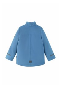 Giacca impermeabile blu con colletto alto, maniche lunghe, dettagli riflettenti e una texture liscia, con una toppa con logo sull'orlo.