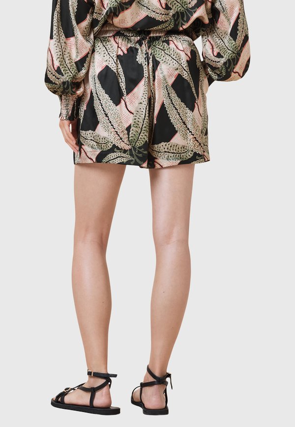 EXCLUSIVE ISLA SHORT - Shorts2