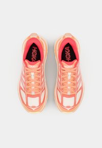 Baskets de course orange et rose avec des matériaux en maille et en synthétique. Comprend des lacets, un col rembourré et une semelle texturée pour une meilleure traction.