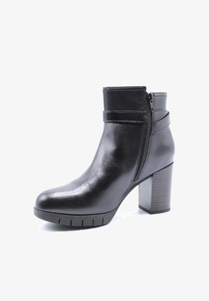 Stivale alla caviglia nero realizzato in pelle liscia, dotato di zip laterale, tacco spesso a blocco e suola testurizzata con linee di aderenza.