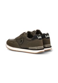 Zapatillas deportivas de color verde oliva con parte superior de tela texturizada, detalles perforados, acentos negros y media suela blanca con suela de goma color caramelo.