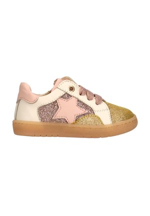 Kindersneaker met roze ster, glinsterende gouden en roze glinsterpanelen, crème leer, roze veters en een bruine rubberen zool.