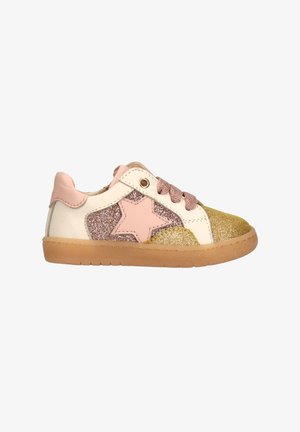 Kindersneaker met roze ster, glinsterende gouden en roze glinsterpanelen, crème leer, roze veters en een bruine rubberen zool.