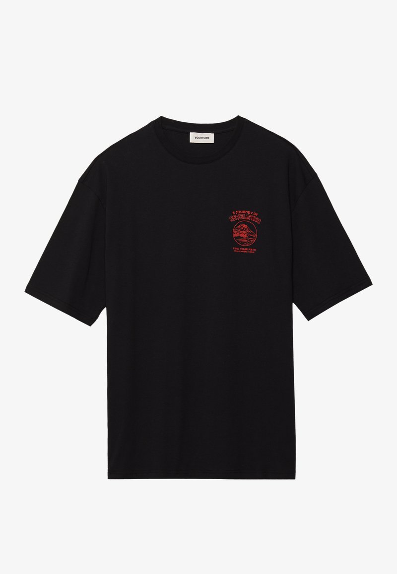 Mustast puuvillane t-särk lühikeste varrukatega ja vabalt voolava lõikega. Ees on punane graafiline trükk, millel on kiri "REVELATSIOONI RÄNNE."