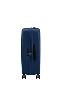 Valigia rigida blu navy con finitura testurizzata, doppie ruote e lucchetto a combinazione. Presenta una cerniera solida e una maniglia laterale per un facile trasporto.