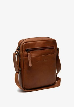 Braune Leder-Crossbody-Tasche mit Reißverschlussfächern, verstellbarem Riemen und geprägter Markenkennzeichnung, ausgestattet mit einer glatten Textur und rechteckiger Form.
