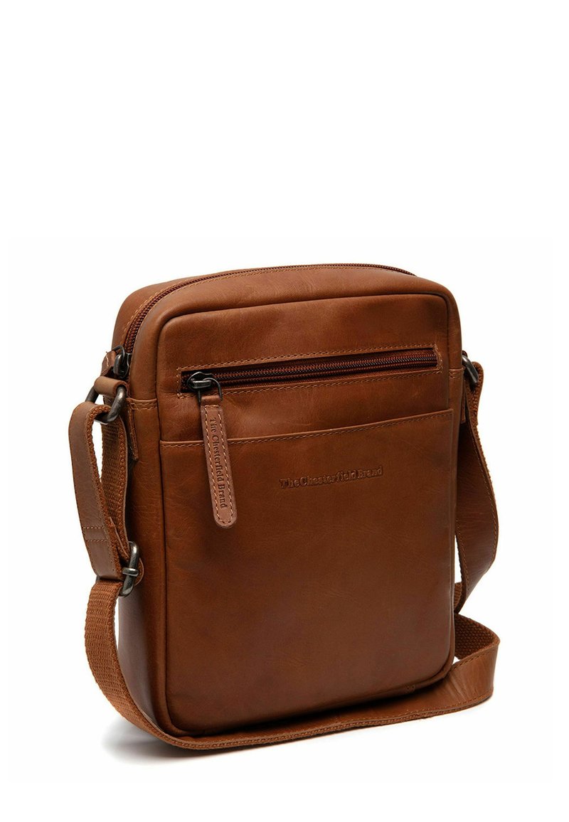 Borsa a tracolla in pelle marrone con scomparti con zip, tracolla regolabile e logo in rilievo, caratterizzata da una superficie liscia e una forma rettangolare.