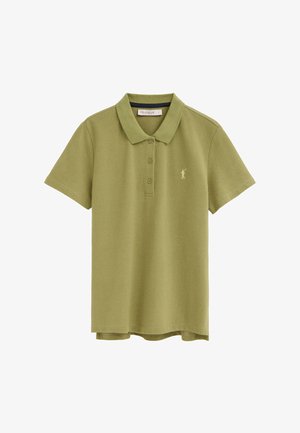 Polo à manches courtes vert olive avec trois boutons et un petit logo brodé sur le côté gauche de la poitrine.