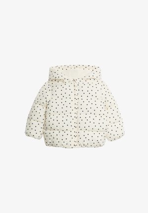 Chaqueta plumífero blanca con lunares negros, que cuenta con capucha y cierre de cremallera, con secciones acolchadas y una textura suave.