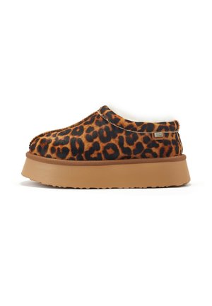 Scarpe slip-on a stampa leopardata realizzate in materiale morbido, con una morbida fodera interna e una suola in gomma spessa di colore marrone. Con cuciture a contrasto e etichetta del marchio.