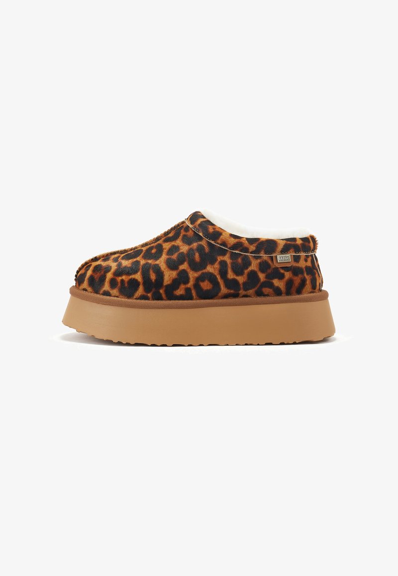 Luipaardprint instap schoenen gemaakt van zacht materiaal met een fluffy voering en een dikke bruine rubberen zool. Voorzien van accentstiksels en een logo label.