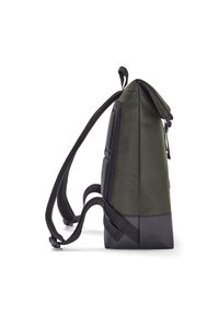 Grön tygryggsäck med svart botten, rundad form, nätfickor på sidorna och justerbara axelremmar. Dragkedjestängning upptill.