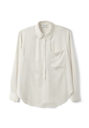 Witte blouse met lange mouwen, een kraag, gedeeltelijke knoopsluiting, borstzakje en afgeronde zoom, plat liggend op een witte achtergrond.