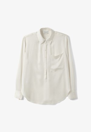 Weiße langärmlige Bluse mit Kragen, teilweiser Knopfleiste, Brusttasche und abgerundetem Saum, flach auf weißem Hintergrund ausgelegt.