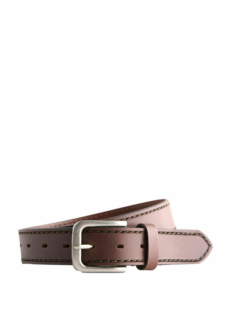 Ceinture en cuir marron avec boucle en métal argenté, présentant des détails de couture et plusieurs trous pour l'ajustement de la taille. Texture lisse, design classique.