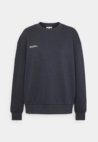 Felpa blu scuro realizzata in misto cotone, con collo rotondo, spalle cadenti, polsini a coste e dettaglio testuale bianco sul petto.