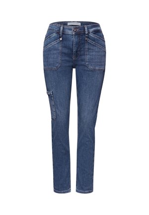 Jean bleu slim avec poches plaquées à l'avant, passants de ceinture, fermeture à boutons et une poche cargo latérale sur la jambe gauche.