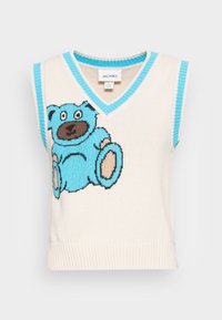 Ärmlös krämfärgad väst med ett blått björnmotiv, med v-ringad halsringning och ribbade blå detaljer vid halsringningen och armhålorna. Mjuk stickad textur.