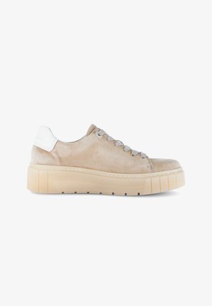 Beige suède lage sneaker met dikke doorschijnende rubberen zool, grijze veters en wit hielstuk, weergegeven in zijaanzicht rechts.