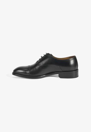 Chaussure habillée en cuir noir avec une finition lisse, un orteil arrondi et un design à lacets. Dispose d'un talon rectangulaire bas et de détails de couture minimaux.