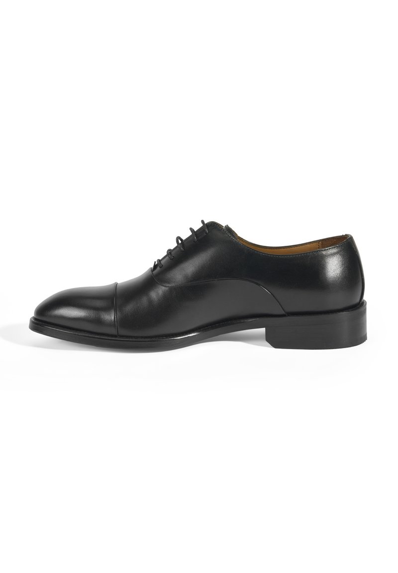 Chaussure habillée en cuir noir avec une finition lisse, un orteil arrondi et un design à lacets. Dispose d'un talon rectangulaire bas et de détails de couture minimaux.