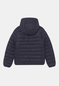 Marineblå puffjakke med hætte, som har vandret quiltet syninger og en glat, blank overflade. Enkel, moderne design der er velegnet til koldt vejr.