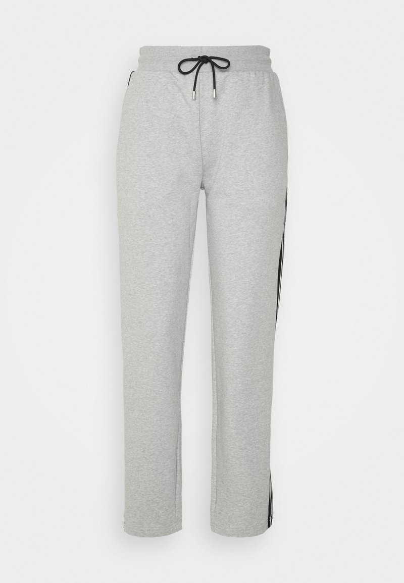 Grijze joggingbroek van zachte stof, met een elastische tailleband met een zwarte trekkoord en zwarte strepen langs de zijkanten van de benen.