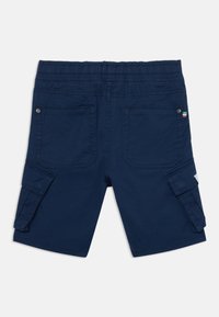 Shorts cargo bleu marine en coton avec une taille élastique, deux poches arrière et deux poches cargo sur les côtés. Présente un petit détail logo.